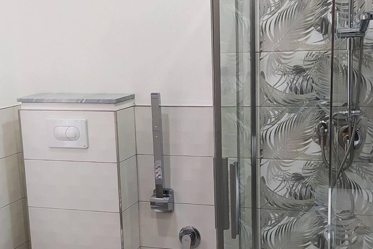 camera matrimoniale/doppia con balcone vista mare con accesso per disabili | bathroom | shower, rainfall showerhead, free toiletries, hair dryer