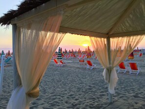 Plage privée à proximité, sable noir, bar de plage
