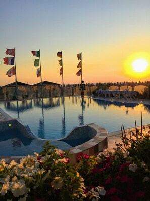 Privatstrand in der Nähe, schwarzer Sandstrand, Strandbar