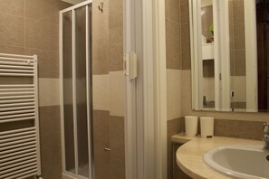 Een douche, een regendouche, gratis toiletartikelen, een haardroger