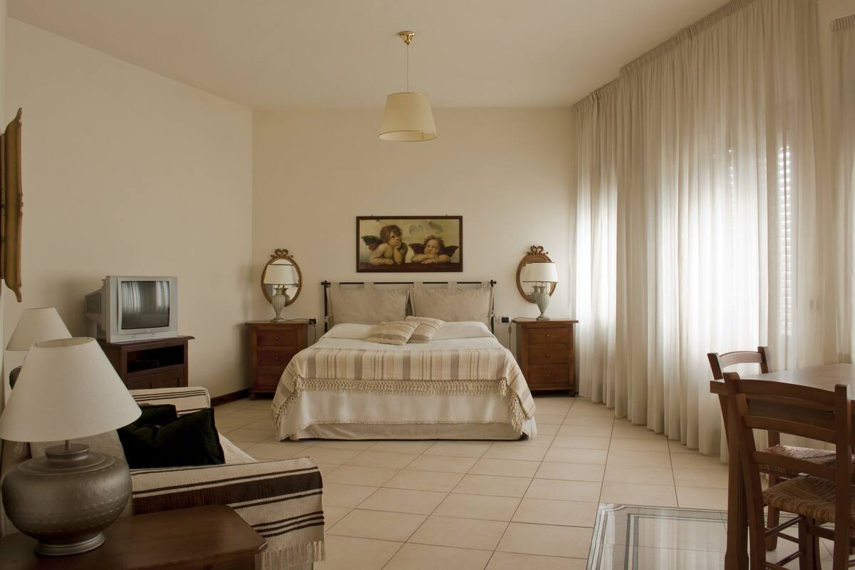 Basic Studio, 1 Bedroom | In-room safe, desk, iron/ironing board, cribs (free)
