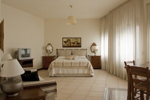 Studio, 1 chambre | Coffres-forts dans les chambres, bureau, fer et planche à repasser