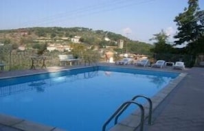Uma piscina com vista para uma encosta.