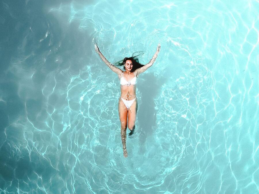 Innenpool, Außenpool, Sonnenschirme, Liegestühle