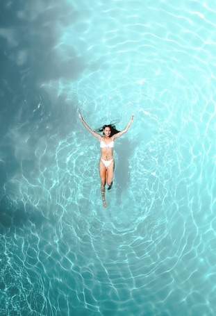 室内游泳池,室外游泳池,池畔遮阳伞,日光浴躺椅