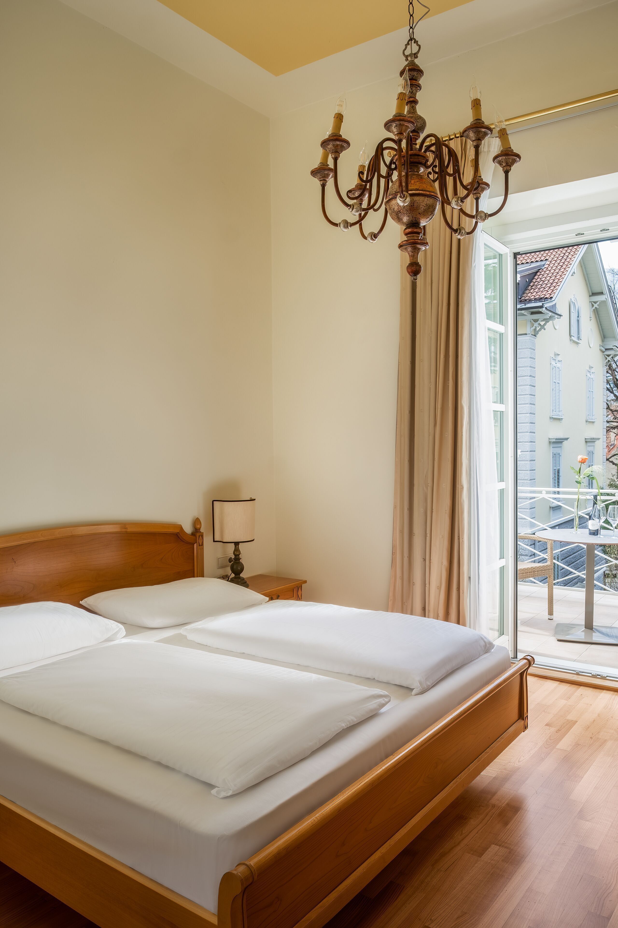 Ropa de cama de alta calidad, cubrecamas y minibar 