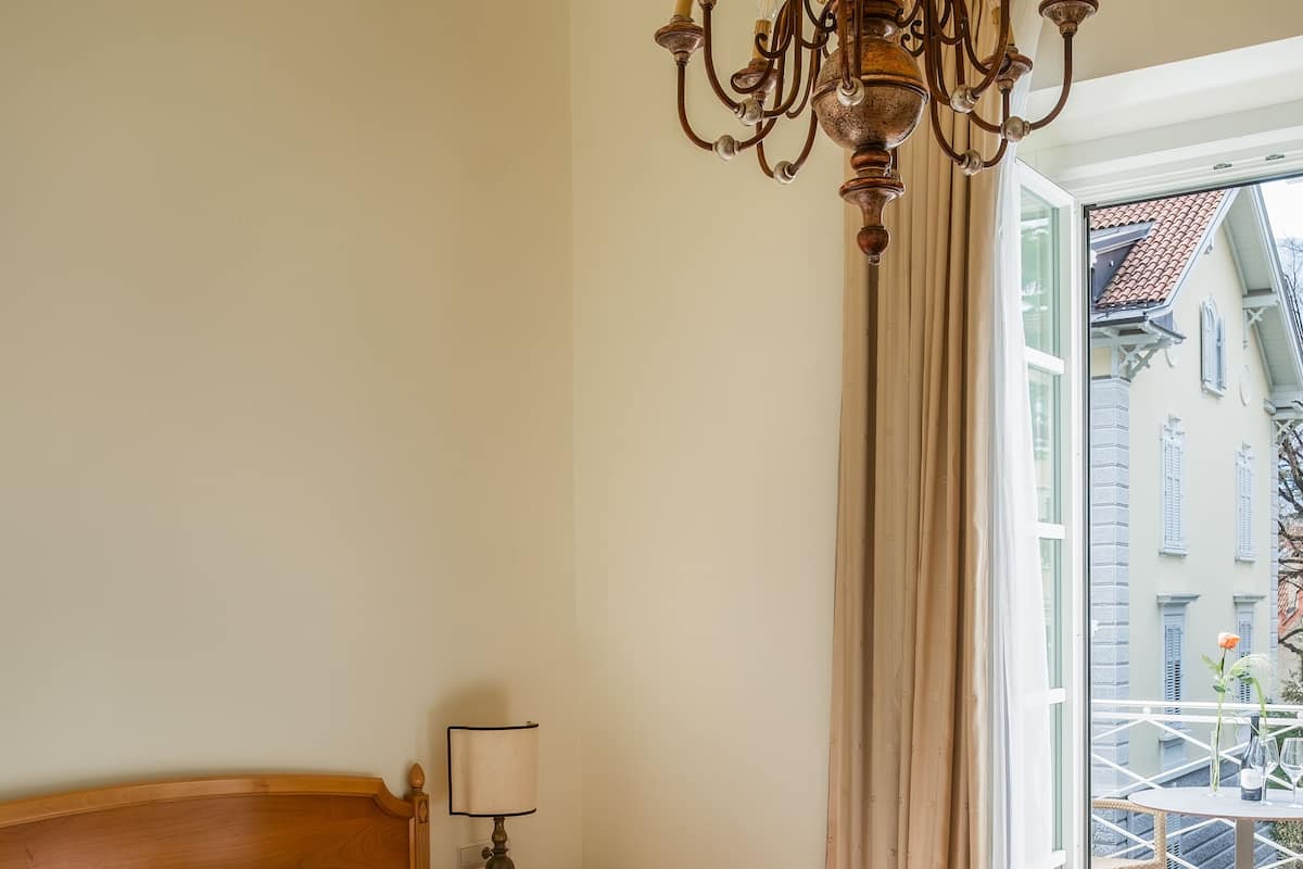 Executive tweepersoonskamer | Luxe beddengoed, donzen dekbedden, een minibar, een kluis op de kamer