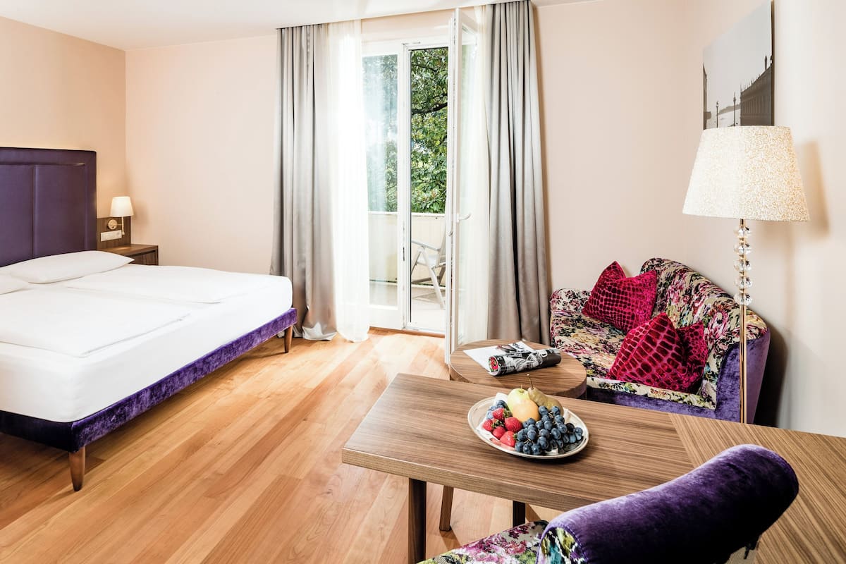 Tweepersoonskamer (Boutique Palma) | Luxe beddengoed, donzen dekbedden, een minibar, een kluis op de kamer