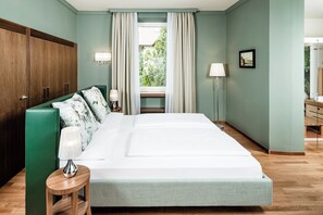 Suite (Garden) | Sengetøy av topp kvalitet, dundyner, minibar og safe på rommet