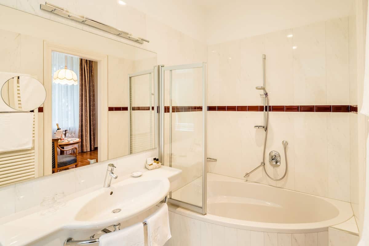 Badrum | Gratis toalettartiklar, hårtork, badrock och tofflor