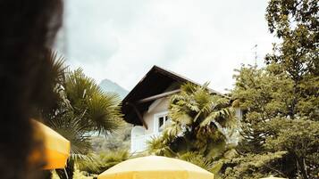 Innenpool, Außenpool, Sonnenschirme, Liegestühle