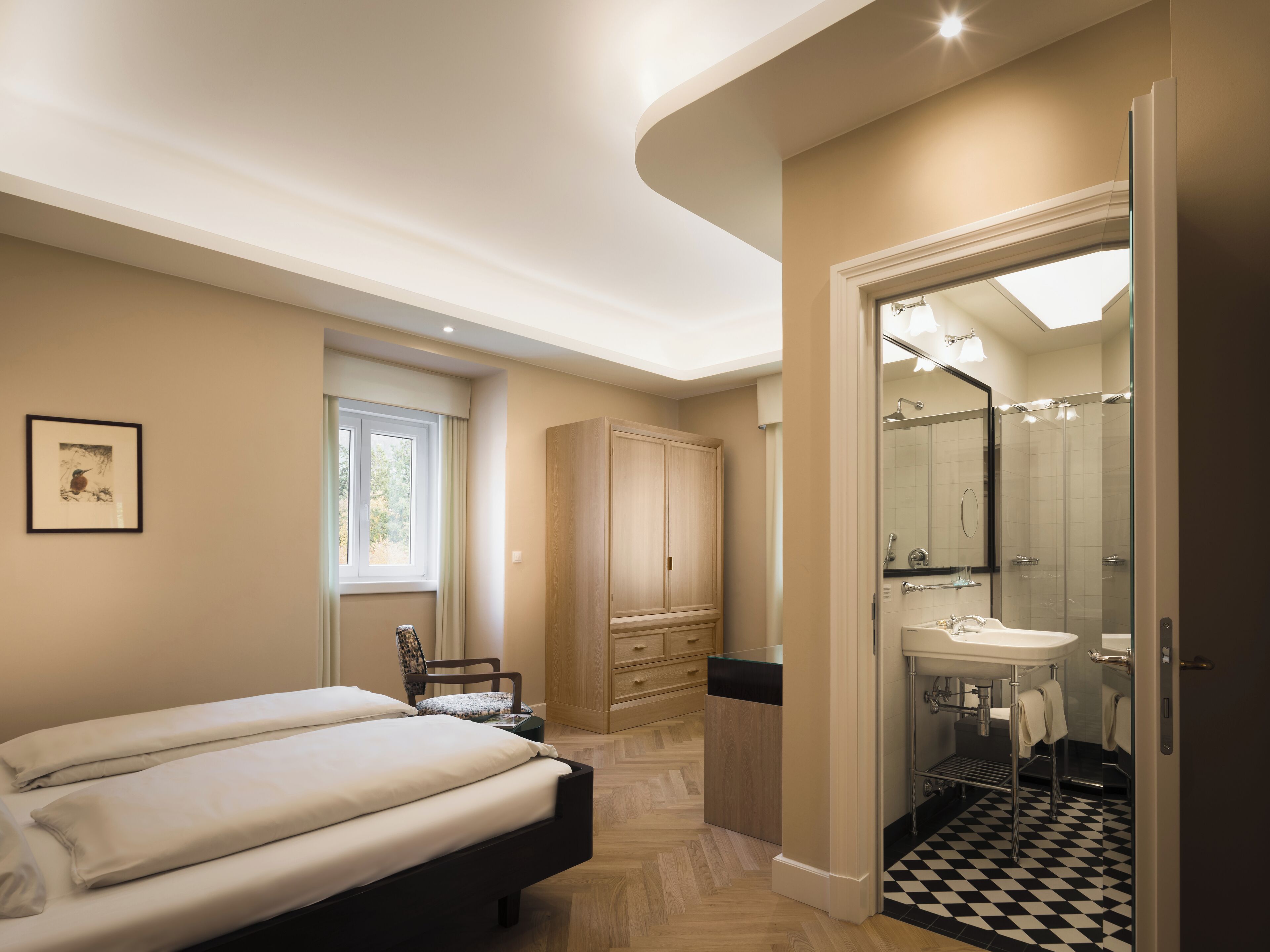 Sengetøy av topp kvalitet, dundyner, minibar og safe på rommet