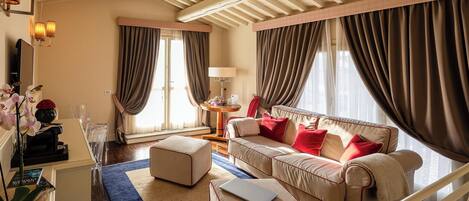 Suite, Terrace (on two levels) | Living area | 25-inch flat-screen TV with satellite channels, TV