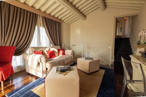 Suite, Terrace (on two levels) | Living area | 25-inch flat-screen TV with satellite channels, TV - Hotel Patria (Pistoia)