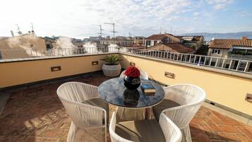 Suíte, terraço (on two levels) | Terraço/pátio