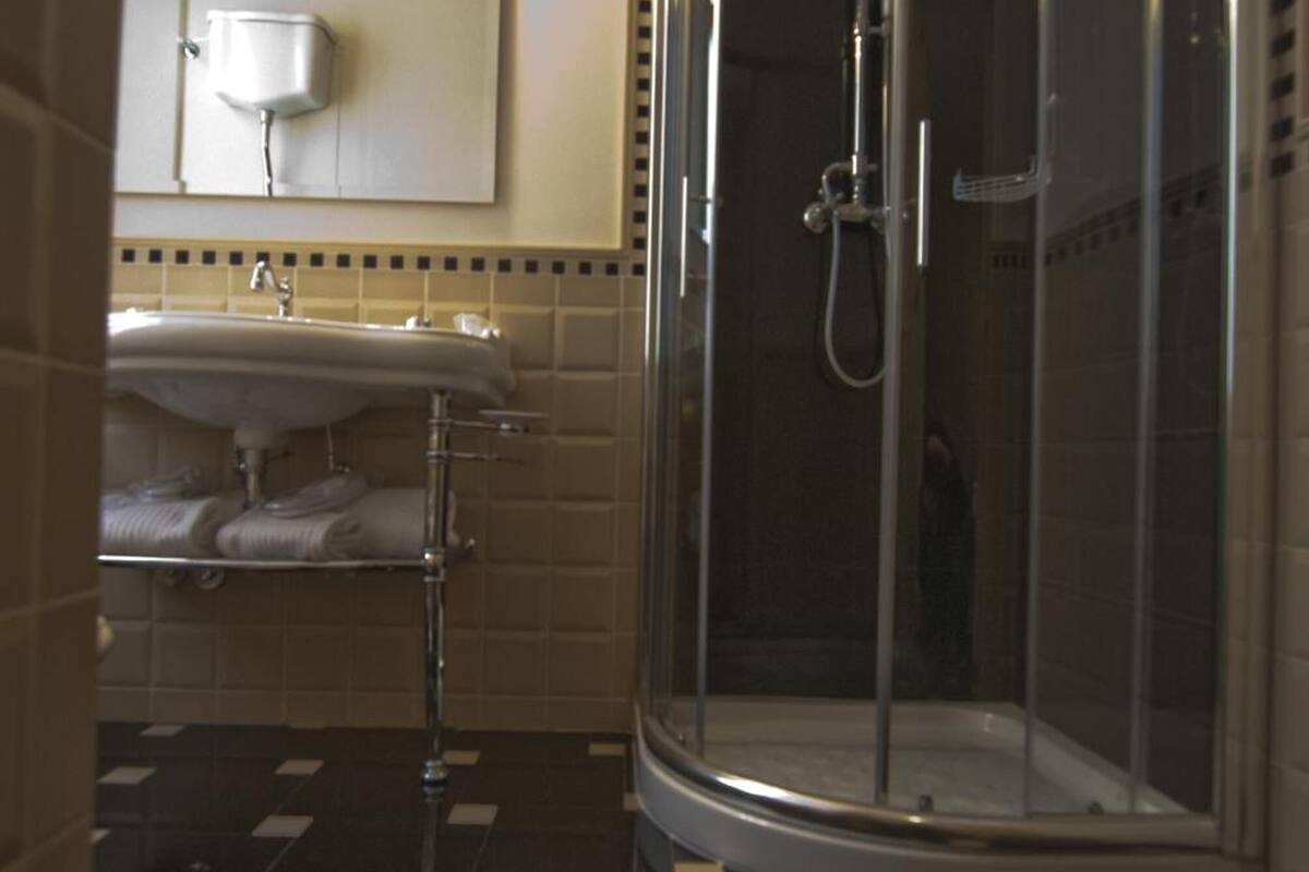 junior suite | bathroom | combined shower/bathtub, deep-soaking bathtub, rainfall showerhead