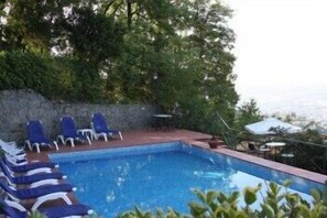 Piscine extérieure, chaises longues