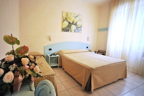 Triple Room | In-room safe, desk, free WiFi, bed sheets - Riviera Blu (Pisa)
