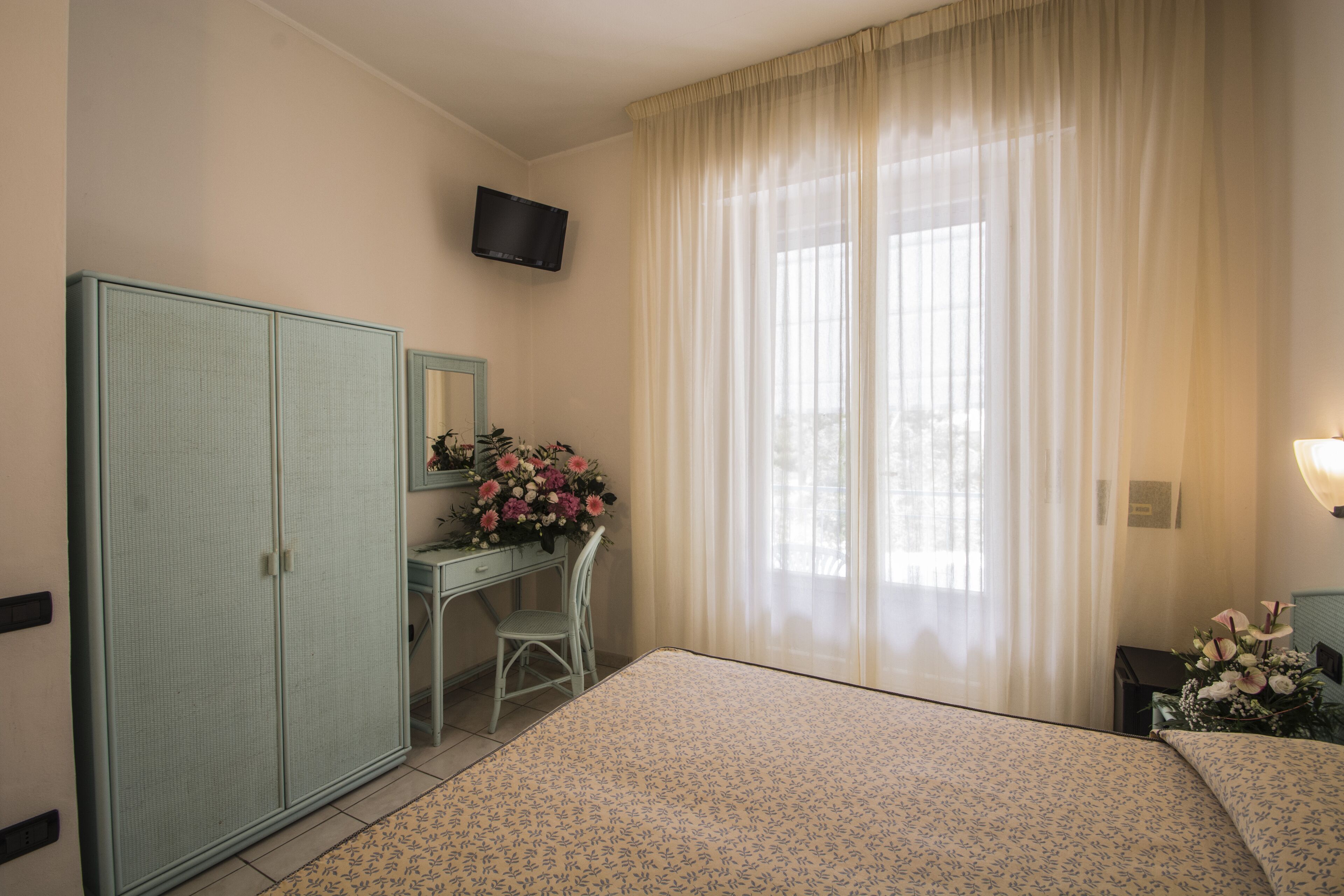 in-room safe, desk, free wifi, bed sheets