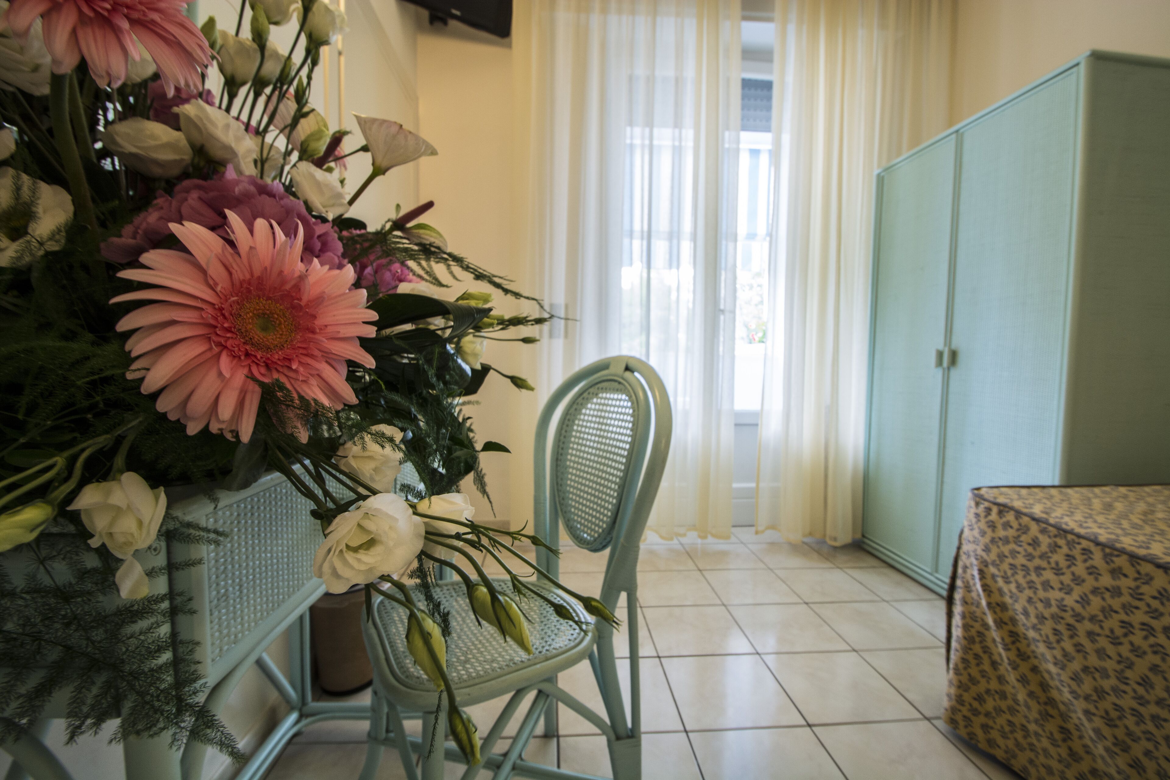 single room | in-room safe, desk, free wifi, bed sheets