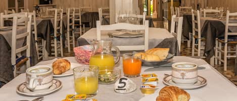 Colazione completa, servita tutte le mattine (7 EUR a persona)