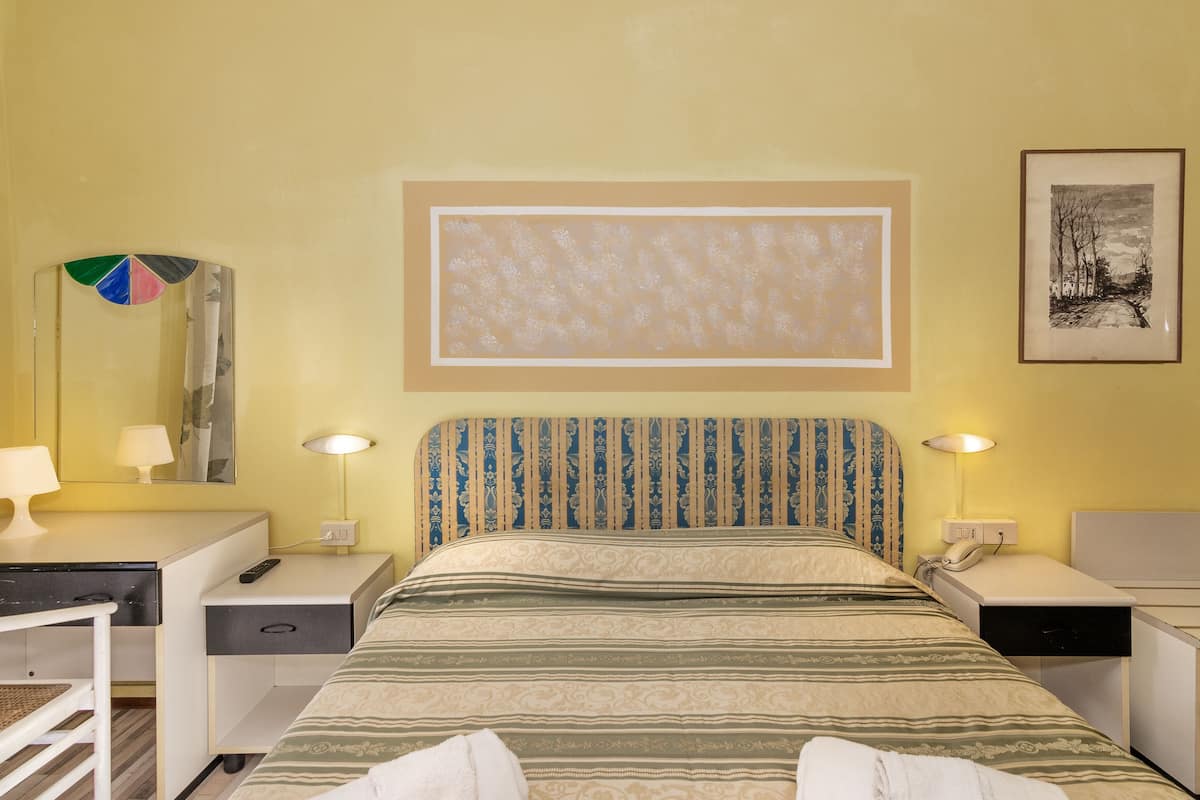 triple room | 1 bedroom, down duvets, select comfort beds, desk