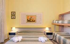 1 habitación, cubrecamas, colchones Select Comfort y escritorio 