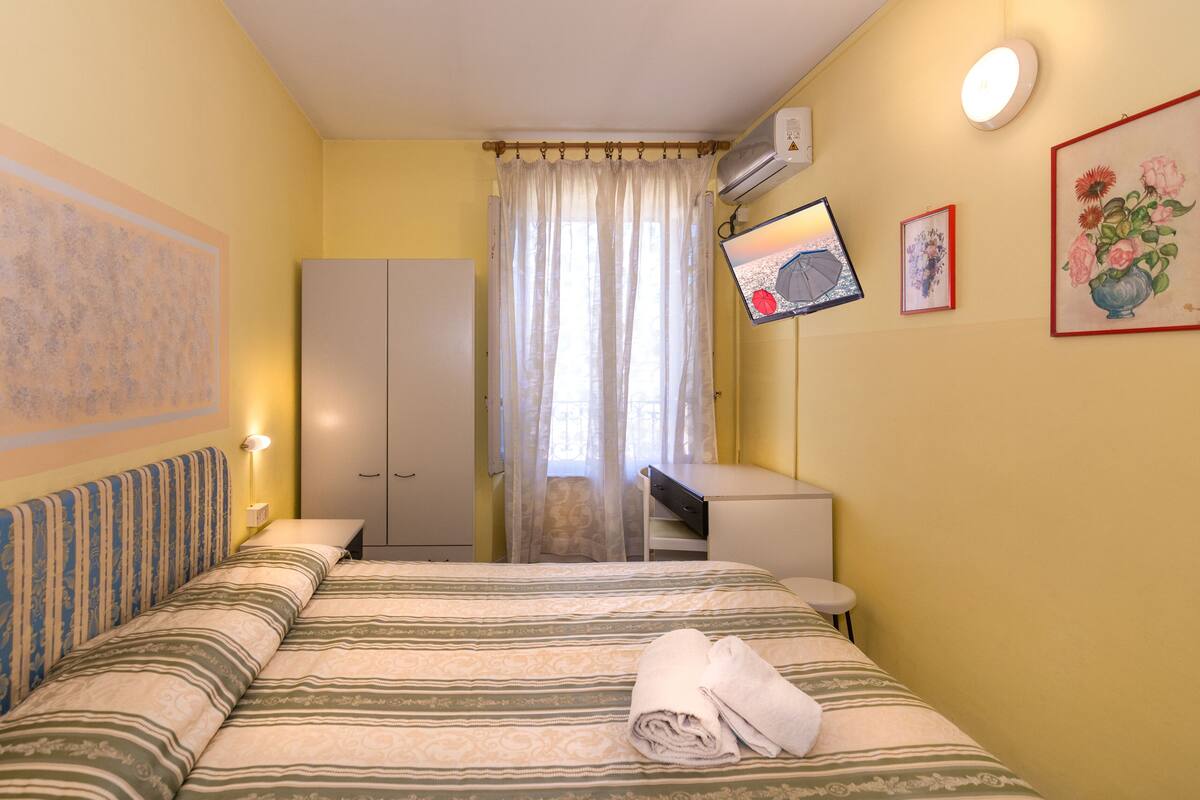 三人房 | 1 間臥室、羽絨被、Select Comfort 床墊、書桌