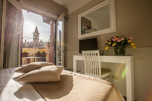 Minibar, in-room safe, desk, laptop workspace - Hotel Modigliani (Rome)