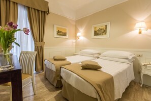 Minibar, in-room safe, desk, laptop workspace - Hotel Modigliani (Rome)
