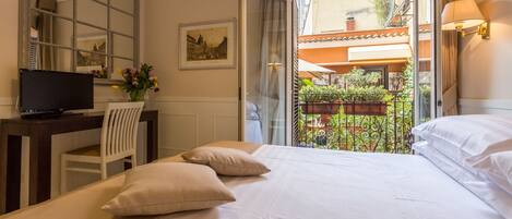 Minibar, pengeskab på værelset, skrivebord