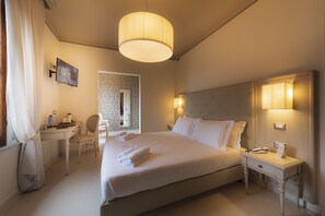 Junior suite, uitzicht op de stad | Donsdekens, een minibar, een kluis op de kamer, een bureau