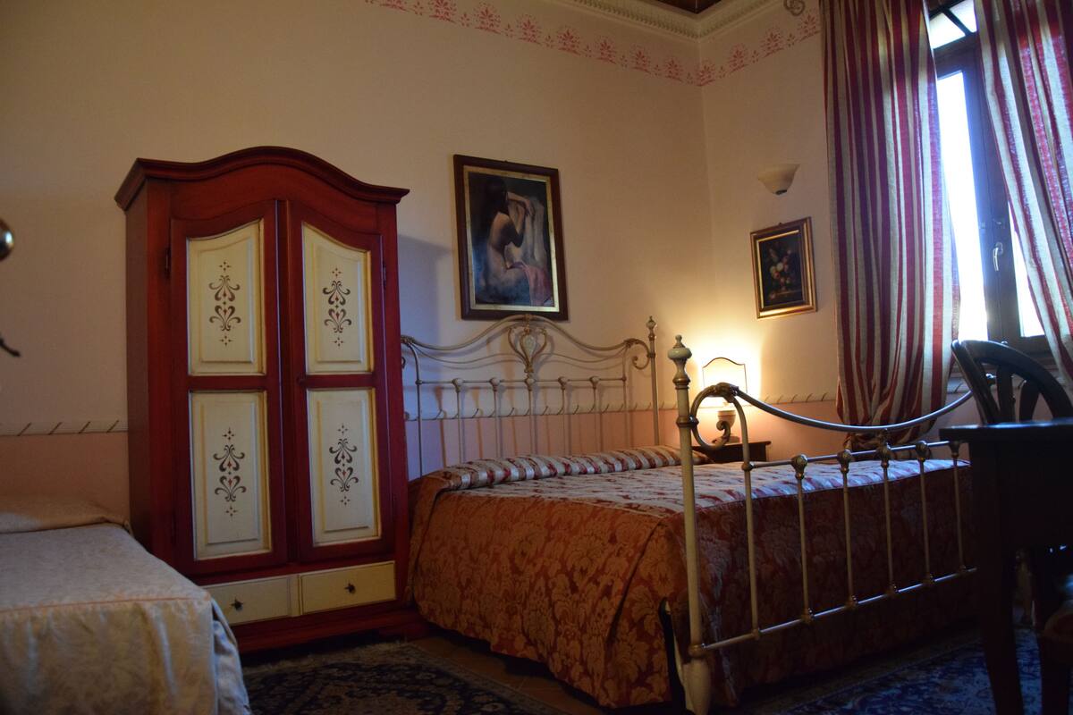 Individually decorated, free WiFi