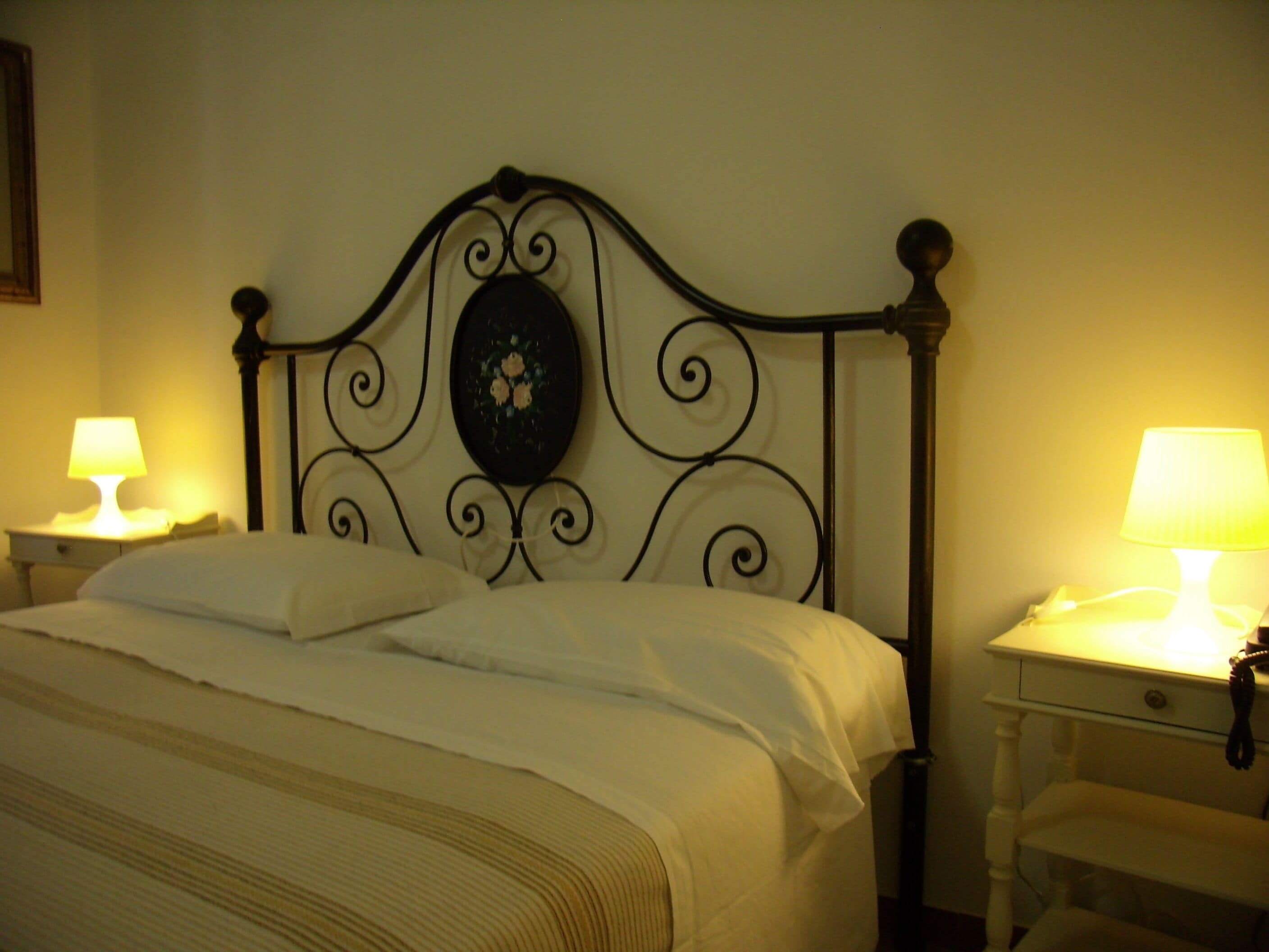 Doppelzimmer, 1 Queen-Bett | Schreibtisch, Verdunkelungsvorhänge, kostenloses WLAN, Bettwäsche