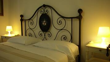 Doppelzimmer, 1 Queen-Bett | Schreibtisch, Verdunkelungsvorhänge, kostenloses WLAN, Bettwäsche