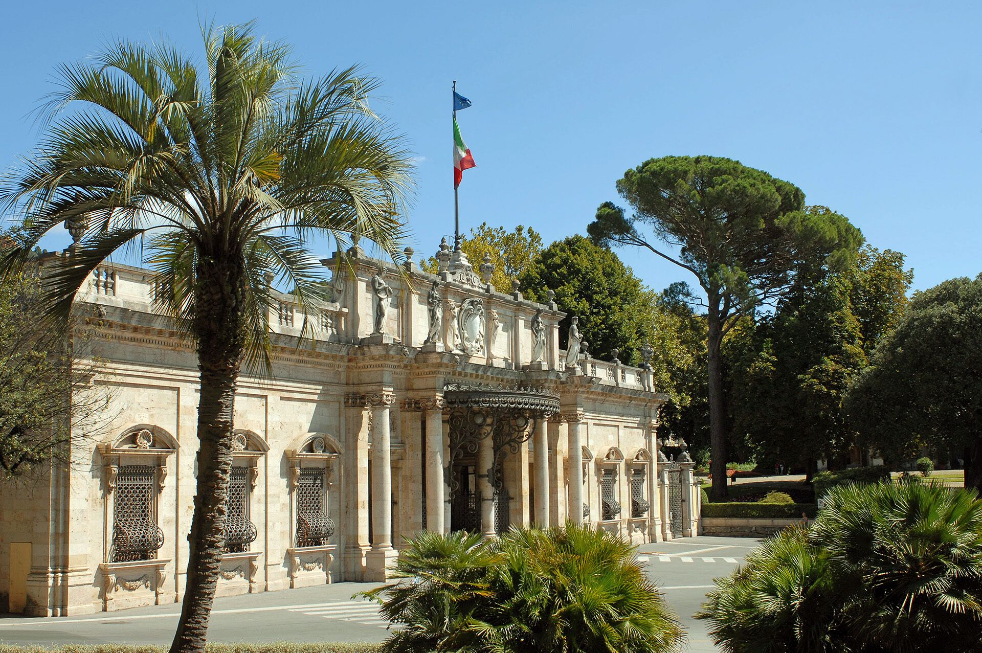Un edificio histórico con arquitectura clásica, que presenta columnas y detalles ornamentales.