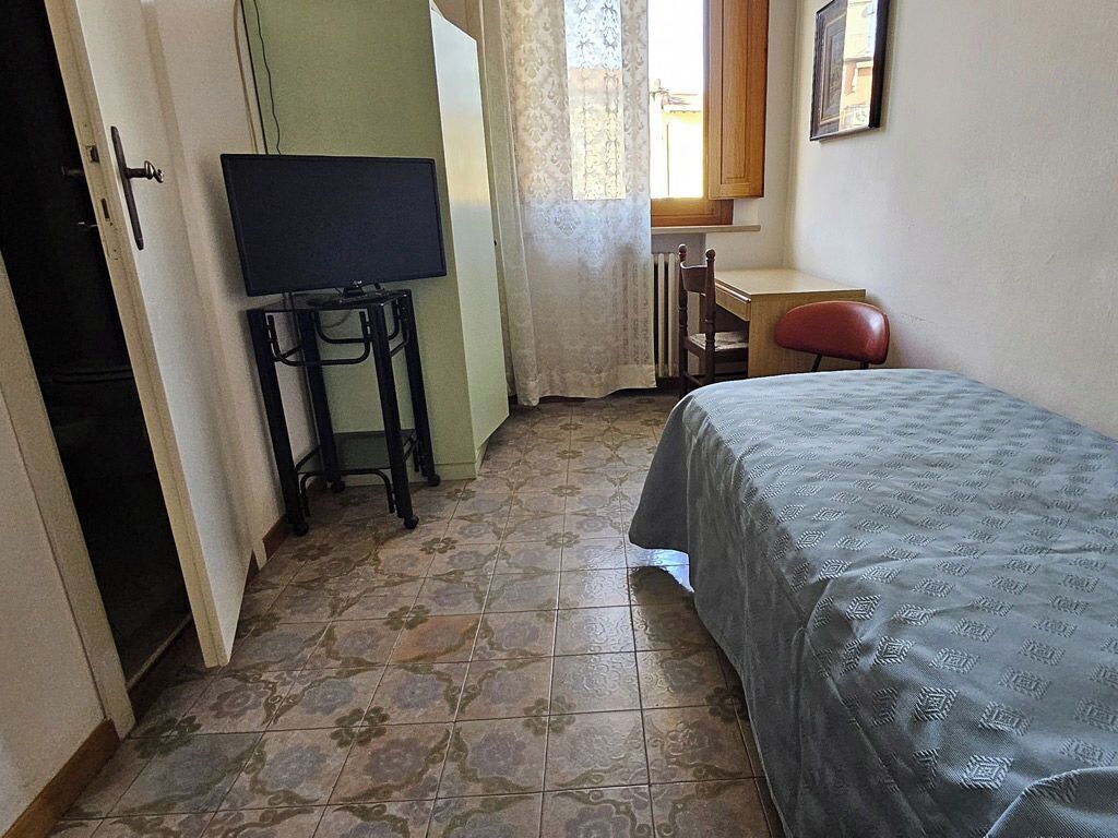 Escritorio, cortinas opacas, wifi gratis y ropa de cama