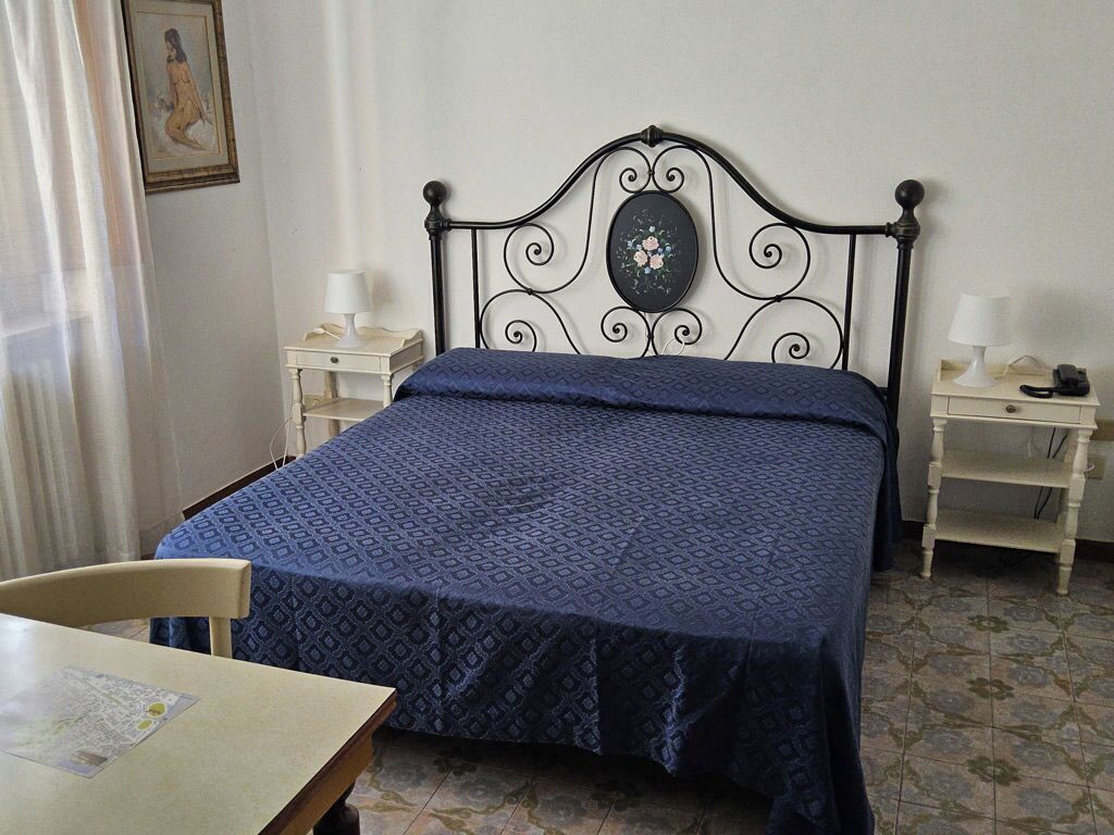Escritorio, cortinas opacas, wifi gratis y ropa de cama