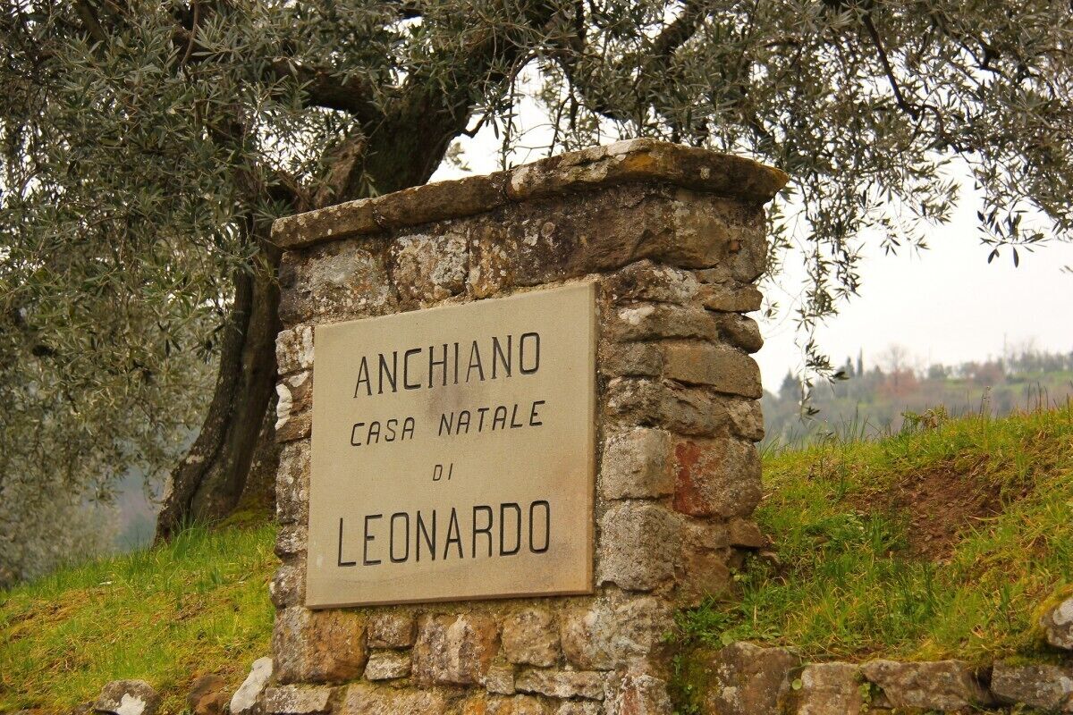A stone sign with the text "Anchianno Casa Natale di Leonardo" indicating a farmhouse or country house named Anchianno by Leonardo.