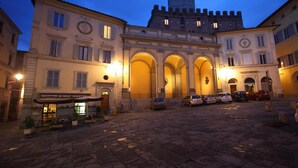 A historic building with a central courtyard, featuring a restaurant named "Ristorante Da Renzo Spaghetti." - La Perla (Siena)