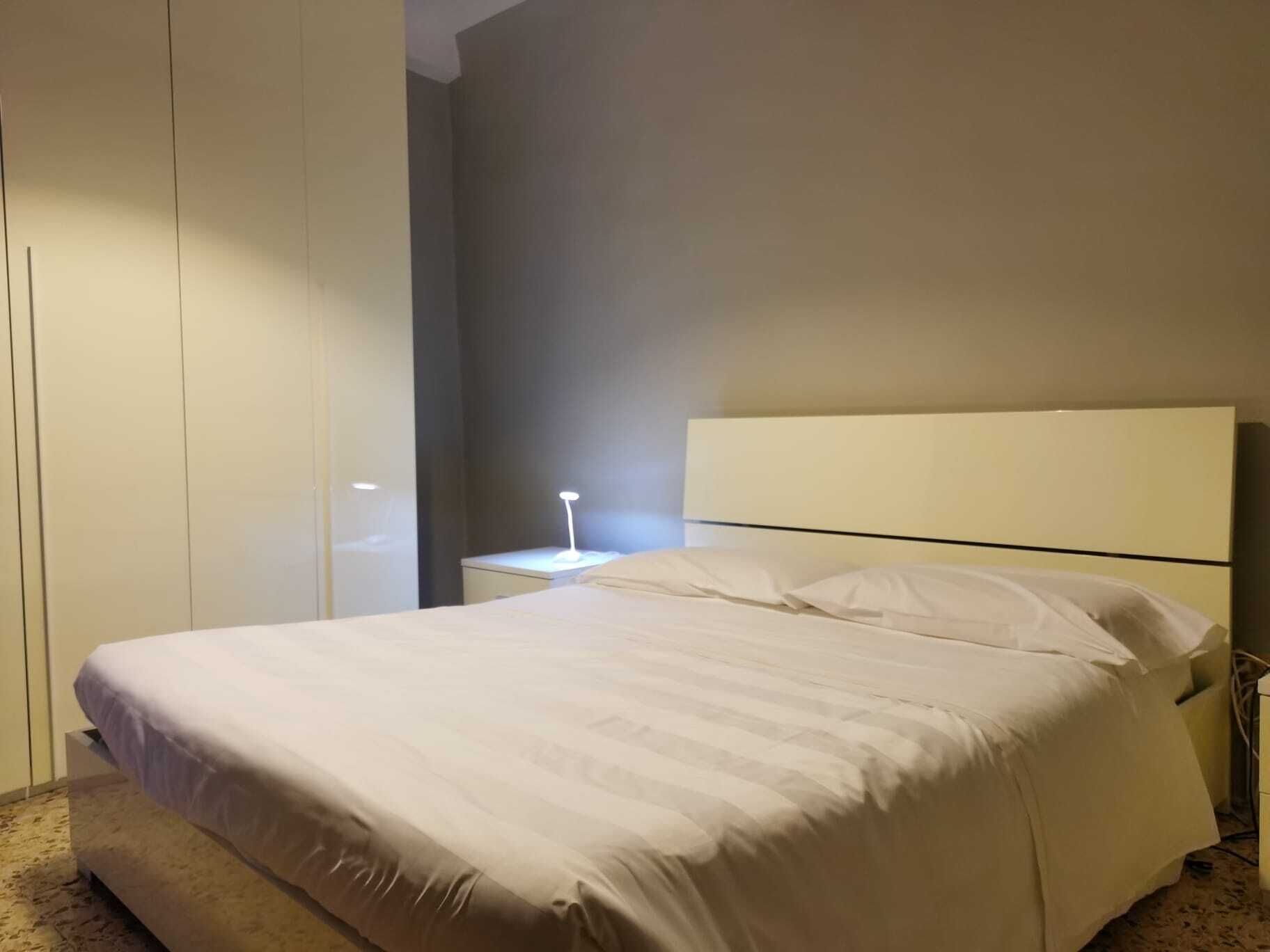 Colchones con pillow-top y caja de seguridad en la habitación 