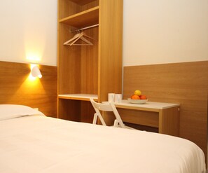 Pillowtop beds, in-room safe, individually furnished, desk - La Perla (Siena)