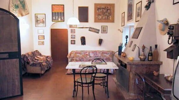 A cozy living area with a sofa, a dining table with chairs, and a kitchen counter. - Roma (Rome)