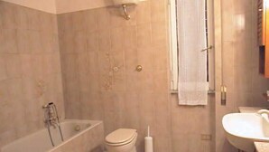 A bathroom with a bathtub, toilet, and sink. - Roma (Rome)