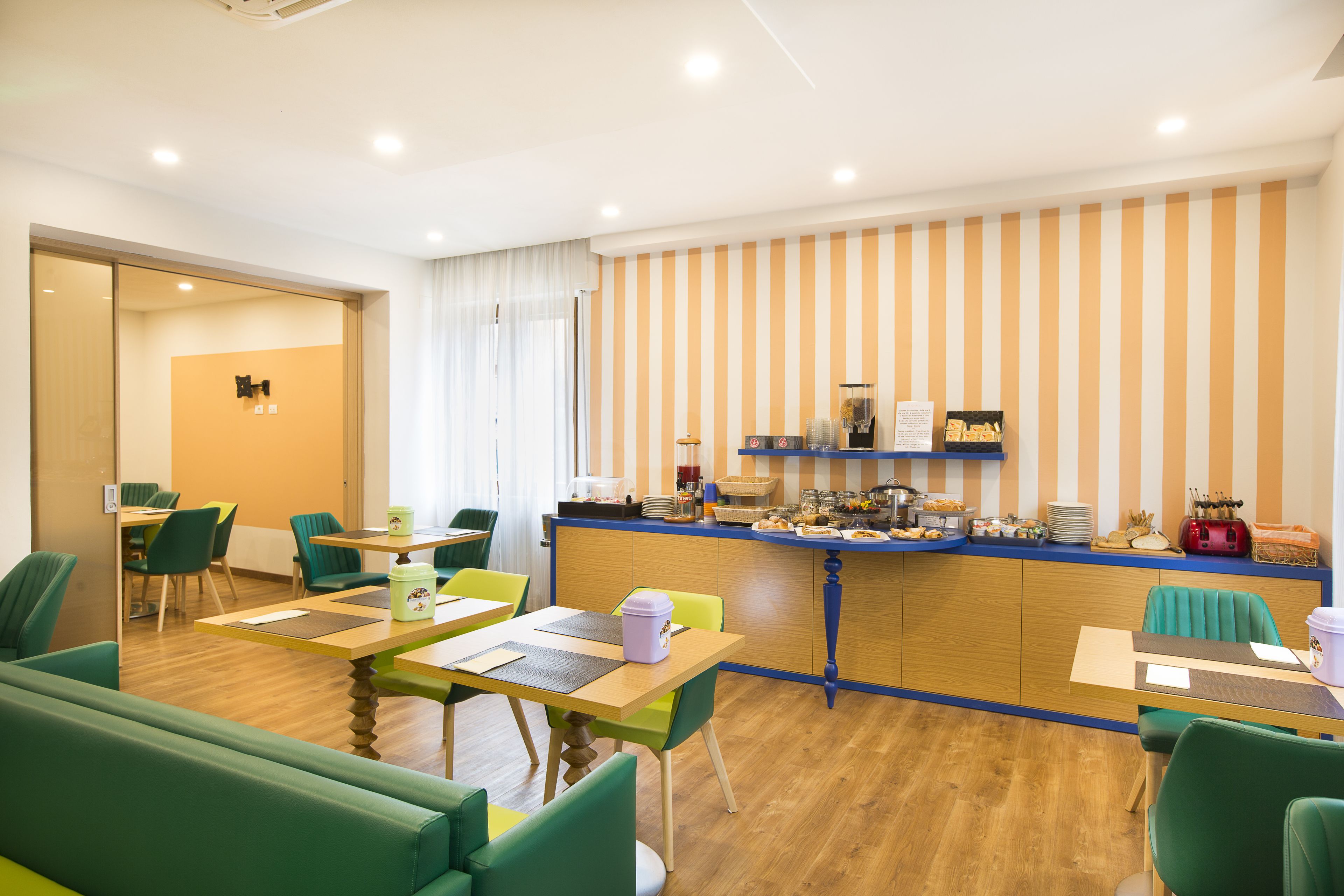 Aperto a colazione e cena, cucina mediterranea, con vista sul giardino 