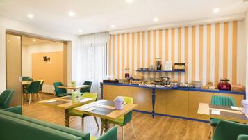 Aperto a colazione e cena, cucina mediterranea, con vista sul giardino