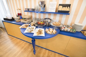 A buffet counter with various food items, including pastries, fruits, and beverages. - La Gustea Hotel & Cucina (Sarteano)