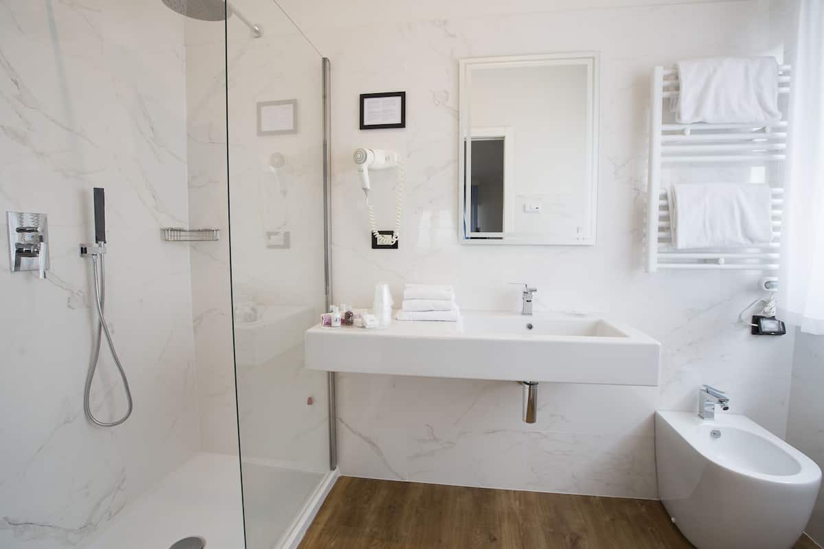 shower, rainfall showerhead, free toiletries, hair dryer