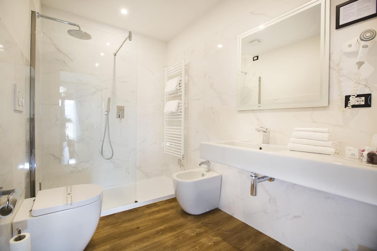 1 bedroom, frette italian sheets, premium bedding, memory-foam beds