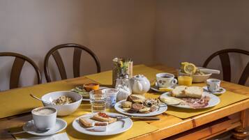 Sarapan dihidangkan, masakan Itali, tempat makan di kawasan terbuka